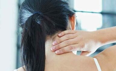 Paano ipinahayag ang cervical osteochondrosis