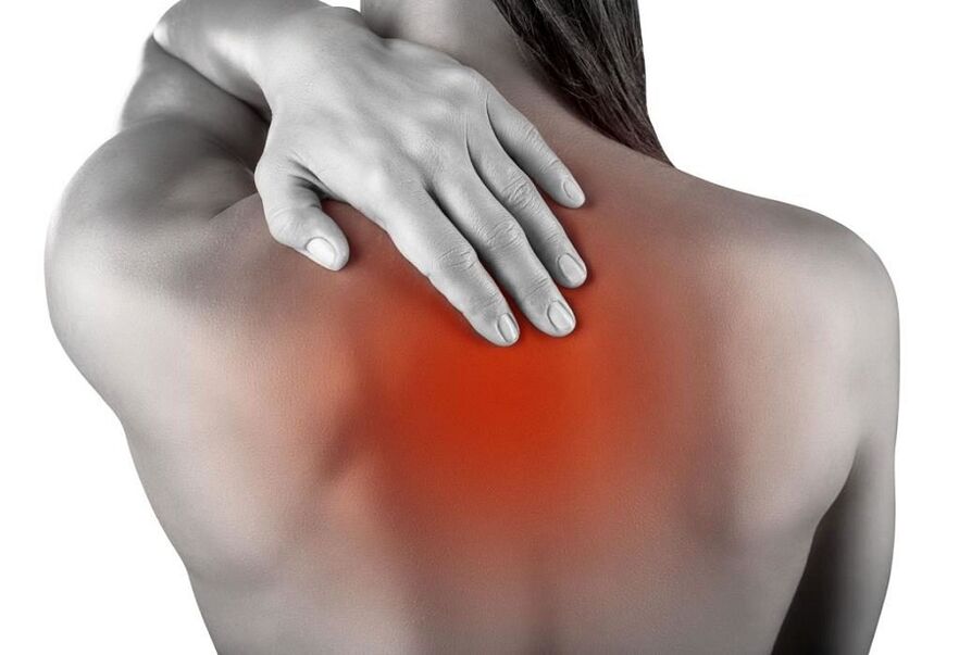 Sakit sa pagitan ng mga blades ng balikat na may thoracic osteochondrosis